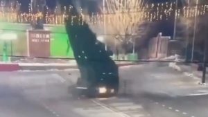 Καζακστάν: Οδηγός χάνει τον έλεγχο και γκρεμίζει χριστουγεννιάτικο δέντρο (Βίντεο)