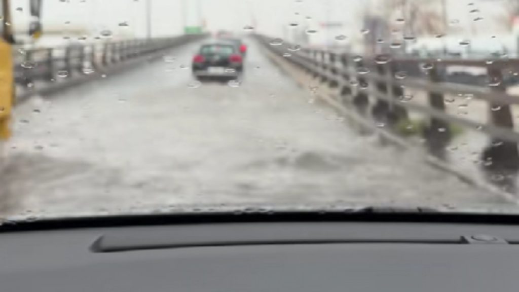 Ο Κηφισός γέμισε νερά και στους δρόμους του –  Οι οδηγοί περνούσαν πάνω από μικρές λίμνες