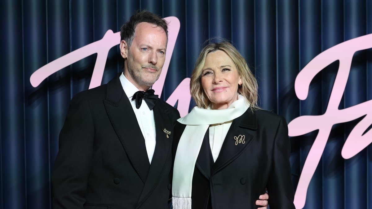 Κιμ Κατράλ: Η «Σαμάνθα» από το «Sex And The City» παντρεύτηκε για 4η φορά σε μια μυστική τελετή