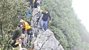 Τρομακτικό ατύχημα στην Κίνα: Τουρίστας έπεσε από γκρεμό 40 μέτρων προσπαθώντας να βγάλει selfie και σώθηκε (βίντεο)