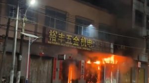 Κίνα: Τετραώροφη πολυκατοκία τυλίχθηκε στις φλόγες – 12 νεκροί (βίντεο)