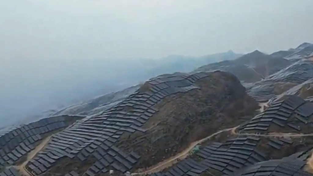 Κίνα: Τοπίο από το… μέλλον με βουνά καλυμμένα από φωτοβολταϊκά πάνελ (βίντεο)