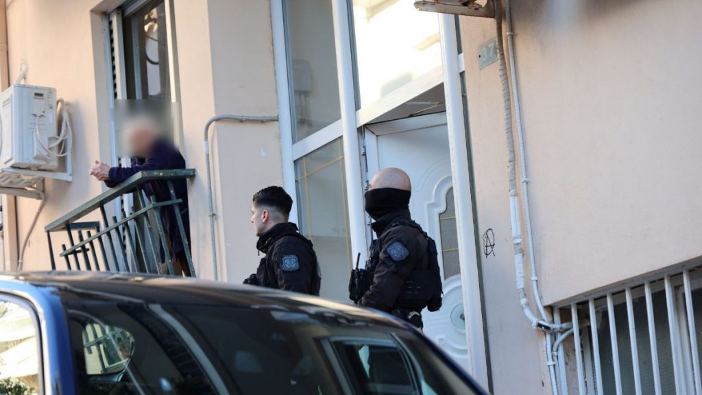 Κυψέλη: Κατάκοιτη και με άνοια η ηλικιωμένη που μαχαιρώθηκε από τον 74χρονο σύζυγο της πριν αυτός πέσει στο κενό