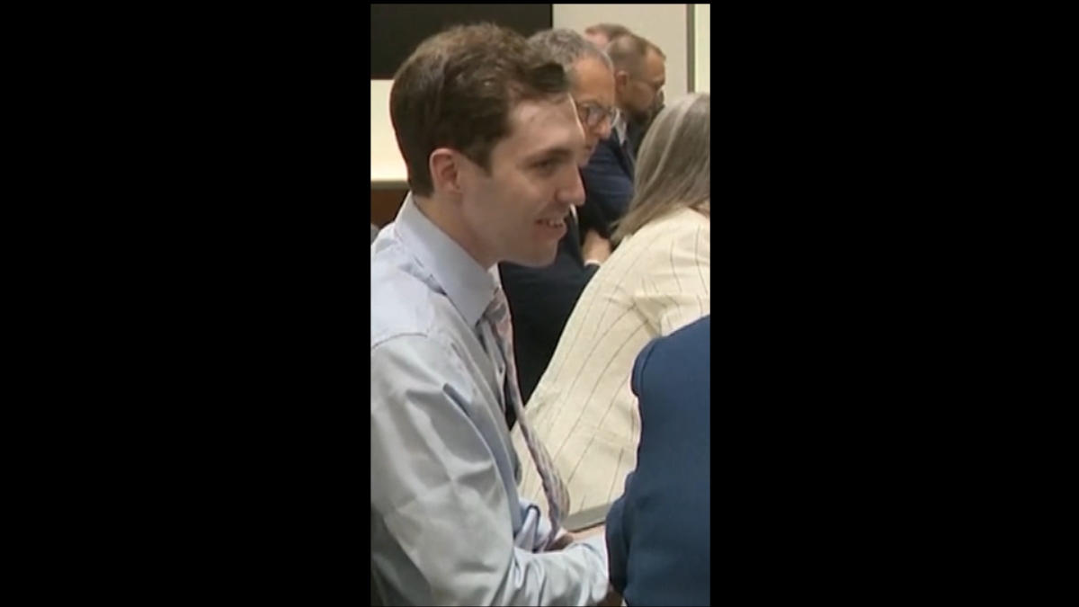 Τσάρλι Κερκ: Η πρώτη εμφάνιση του δολοφόνου του στο δικαστήριο – Άνετος και χαμογελαστός (βίντεο)