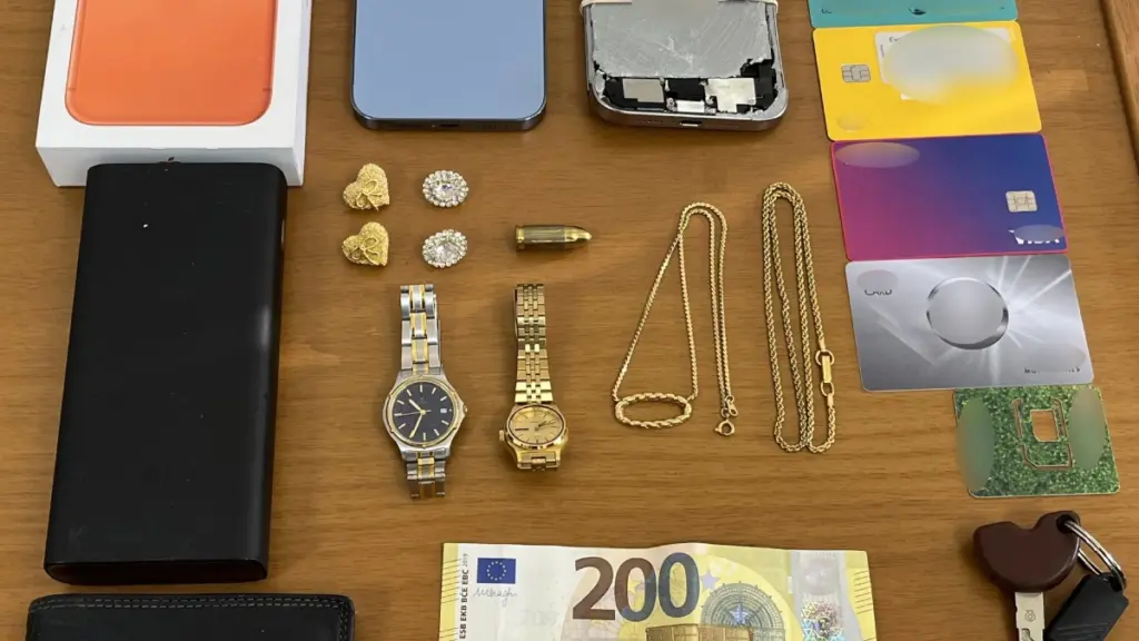 Χειροπέδες σε 23χρονο που διέπραττε ληστείες – Πάνω από 17.000 ευρώ η λεία του, εξιχνιάστηκαν 6 κλοπές