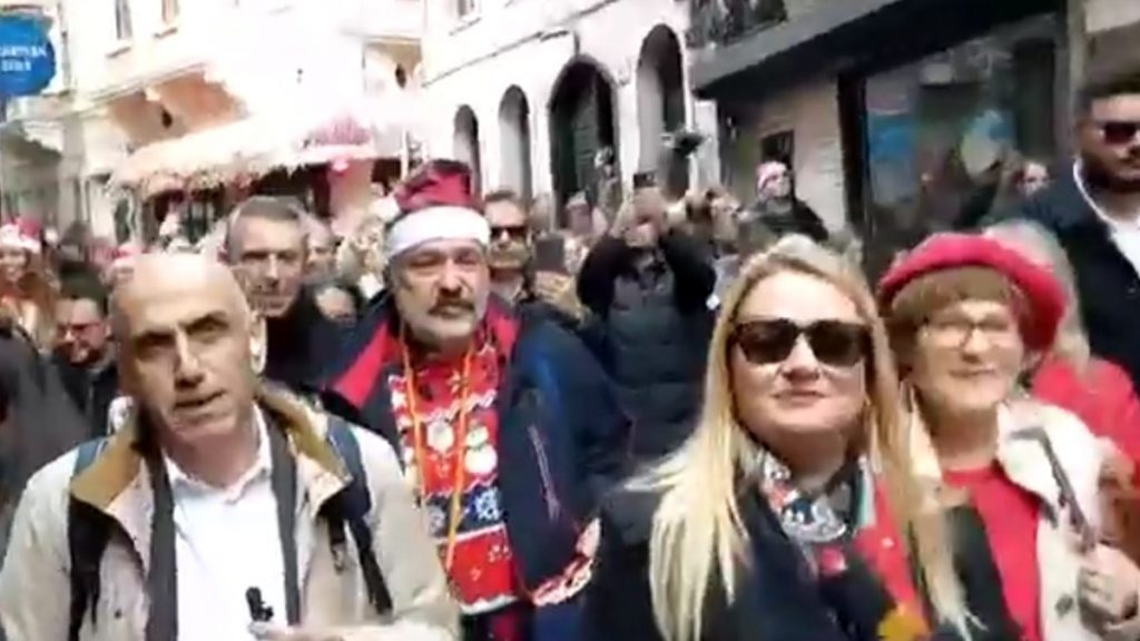 Συγκίνηση για τους Έλληνες της Κωνσταντινούπολης – Βγήκαν στους δρόμους για τα κάλαντα, δείτε το βίντεο