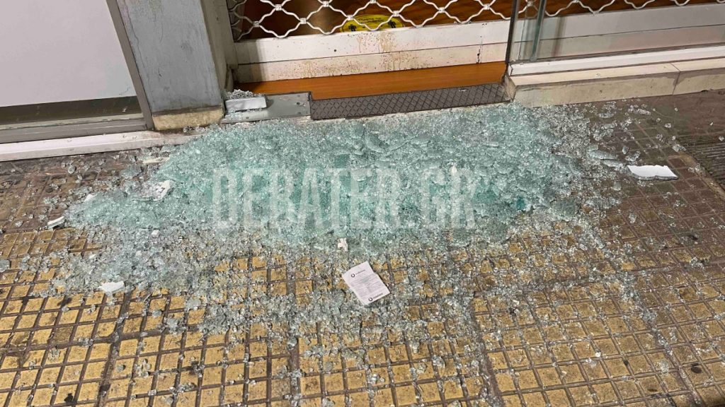 Κουκάκι: “Επιδρομή” αγνώστων σε καταστήματα και ΑΤΜ – Προκάλεσαν φθορές, πέταξαν τρικάκια (Εικόνες)