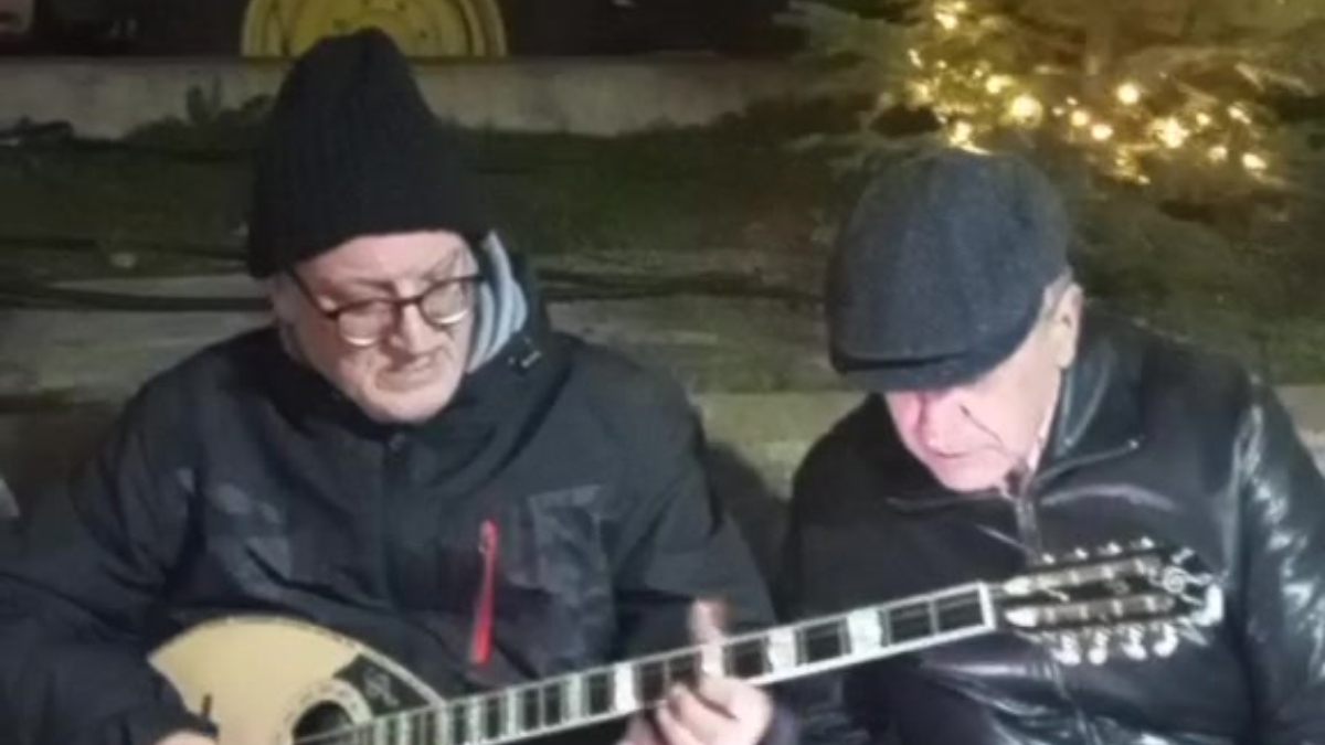 Δημήτρης Κουρέτας: Βρέθηκε στα μπλόκα με τους αγρότες και τραγούδησε Περπινιάδη (vid)