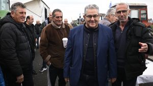 Στο μπλόκο των αγροτών της Καρδίτσας ο Κουτσούμπας: “Στηρίζουμε τον αγώνα χωρίς αστερίσκους”