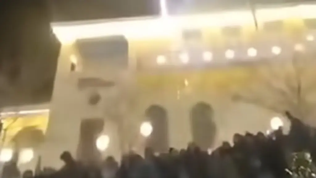 Πανικός στη φωταγώγηση του χριστουγεννιάτικου δέντρου στην Κοζάνη: Πυροτεχνήματα έπεφταν μέσα στον κόσμο (βίντεο)