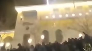 Πανικός στη φωταγώγηση του χριστουγεννιάτικου δέντρου στην Κοζάνη: Πυροτεχνήματα έπεφταν μέσα στον κόσμο (βίντεο)