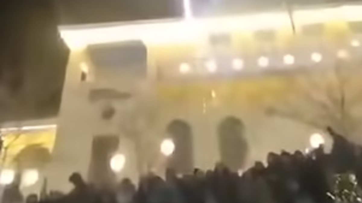 Πανικός στη φωταγώγηση του χριστουγεννιάτικου δέντρου στην Κοζάνη: Πυροτεχνήματα έπεφταν μέσα στον κόσμο (βίντεο)