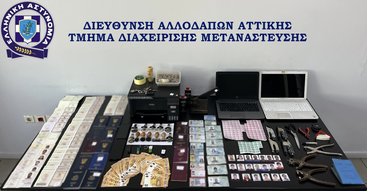 Κυψέλη: Βρέθηκε πλήρως εξοπλισμένο εργαστήριο κατάρτισης πλαστών ταξιδιωτικών εγγράφων – Χειροπέδες σε έναν 58χρονο (Βίντεο)