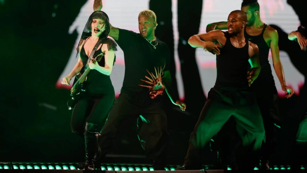 Lady Gaga: Χορευτής της έπεσε από την σκηνή κατά τη διάρκεια συναυλίας της στο Σίδνεϊ (vid)