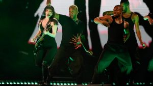 Lady Gaga: Χορευτής της έπεσε από την σκηνή κατά τη διάρκεια συναυλίας της στο Σίδνεϊ (vid)