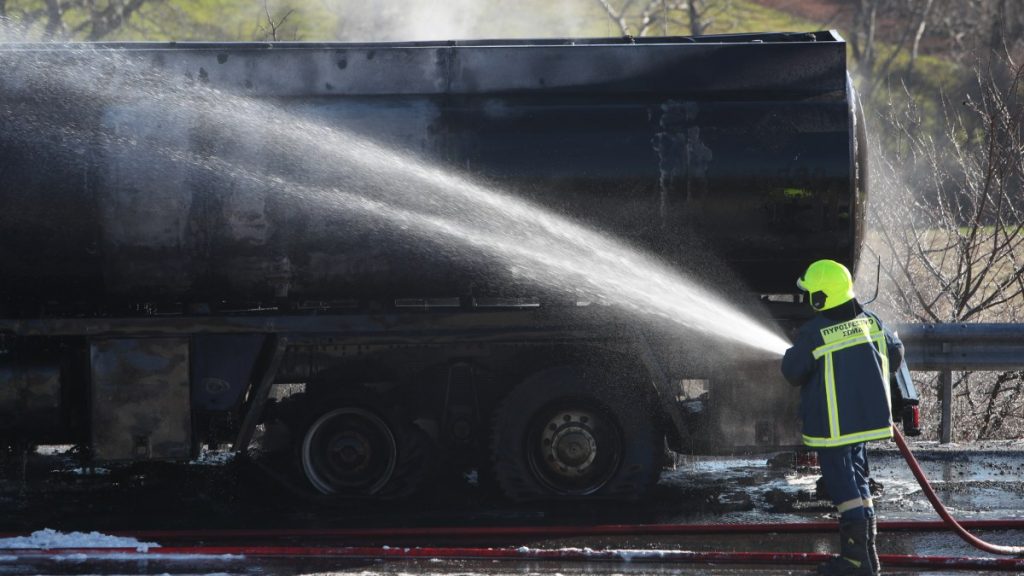 Υπό έλεγχο η φωτιά σε βυτιοφόρο στον Λαγκαδά, στην Εθνική Οδό Θεσσαλονίκης – Σερρών – Εκρήξεις και διακοπή κυκλοφορίας (εικόνες)