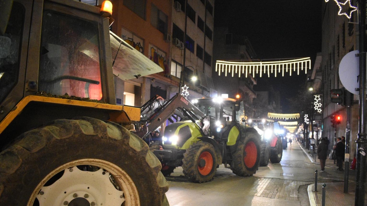 Λάρισα: Στο κέντρο της πόλης τα τρακτέρ – Έκλεισαν συμβολικά δρόμους (Βίντεο – Φωτογραφίες)