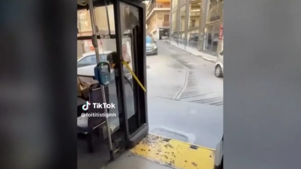 Λεωφορείο στον Βύρωνα κινούνταν με ανοιχτή πόρτα και σπασμένα τζάμια – Δείτε το βίντεο
