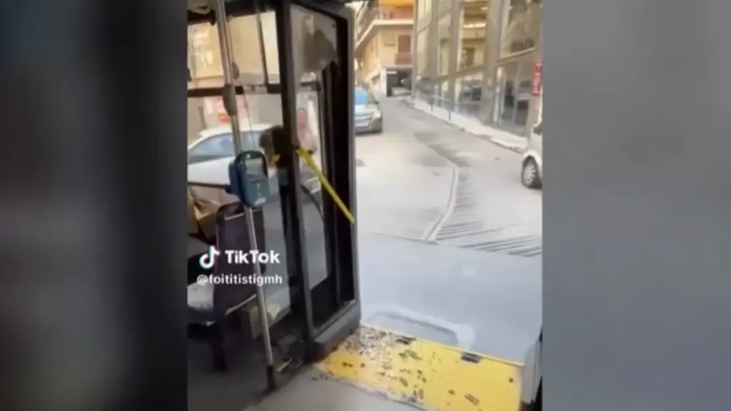 Λεωφορείο στον Βύρωνα κινούνταν με ανοιχτή πόρτα και σπασμένα τζάμια – Δείτε το βίντεο