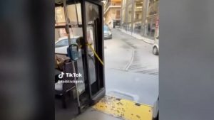 Λεωφορείο στον Βύρωνα κινούνταν με ανοιχτή πόρτα και σπασμένα τζάμια – Δείτε το βίντεο