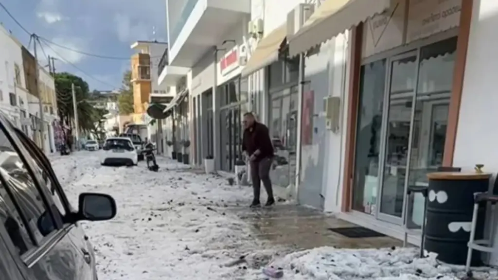 “Άσπρισε” ο τόπος στη Λέρο μετά από έντονη χαλαζόπτωση – Δείτε βίντεο