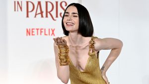 Λίλι Κόλινς: Γιορτάζει την παγκόσμια επιτυχία του «Emily in Paris» με το πιο εμβληματικό look της σεζόν