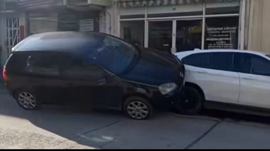 Το περίεργο παρκάρισμα αυτοκινήτου στη Λιβαδειά που έγινε viral (βίντεο)