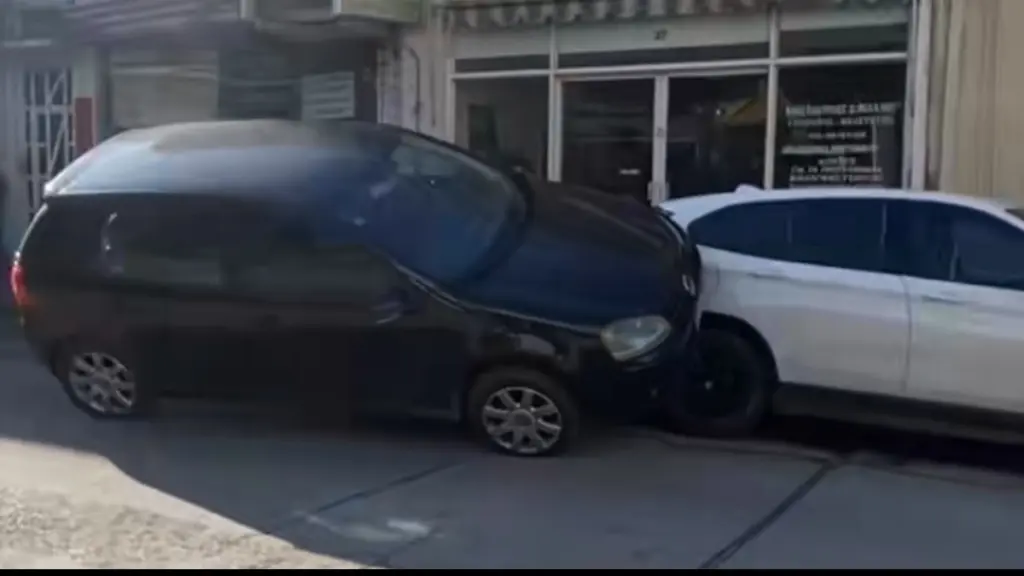 Το περίεργο παρκάρισμα αυτοκινήτου στη Λιβαδειά που έγινε viral (βίντεο)