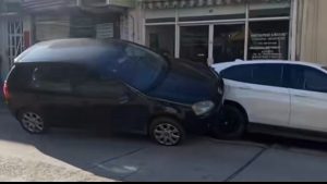 Το περίεργο παρκάρισμα αυτοκινήτου στη Λιβαδειά που έγινε viral (βίντεο)