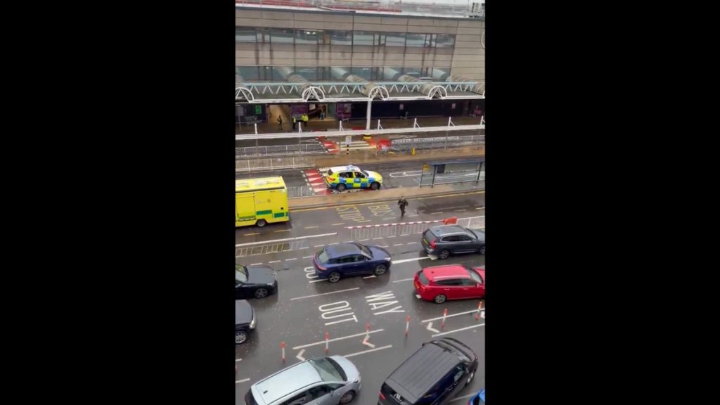 Συναγερμός στο Χίθροου: Ένοπλοι αστυνομικοί απέκλεισαν τερματικό σταθμό – Αναστολή δρομολογίων (βίντεο)