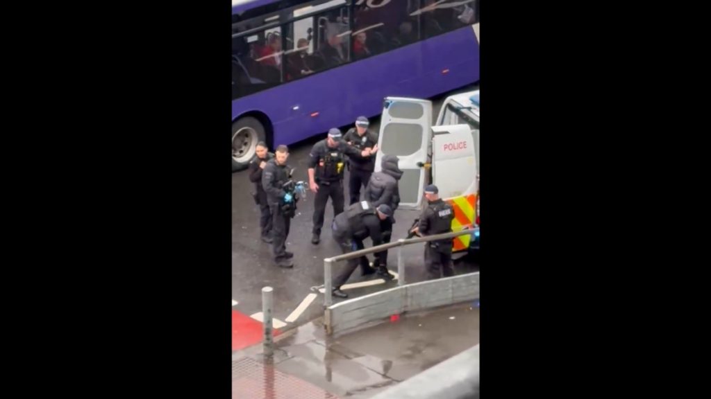 Συναγερμός στο Χίθροου: Ένοπλοι αστυνομικοί απέκλεισαν τερματικό σταθμό – Αναφορές για μια σύλληψη (βίντεο)