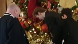 Λονδίνο: Άδειασαν σακούλες με κοπριά στο Χριστουγεννιάτικο δέντρο του ξενοδοχείου Ritz (βίντεο)