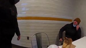 Δολοφονία Μπράιαν Τόμσον: Η στιγμή της σύλληψης του Λουίτζι Μαντζιόνε μέσα στα McDonald’s (Βίντεο)