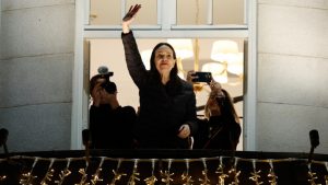 Στο Όσλο η Ματσάδο – Παρέλαβε το Νόμπελ Ειρήνης εν μέσω επευφημιών (βίντεο)