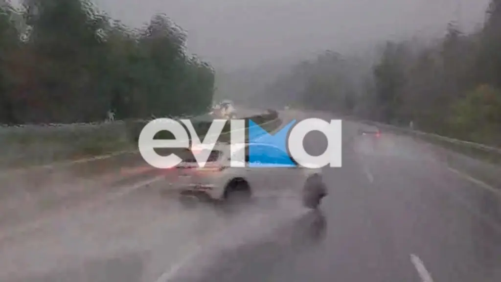 Σοκαριστικό τροχαίο στη Μαλακάσα: Οδηγός χάνει τον έλεγχο εν μέσω βροχής και πέφτει πάνω στις μπάρες (βίντεο)