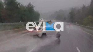 Σοκαριστικό τροχαίο στη Μαλακάσα: Οδηγός χάνει τον έλεγχο εν μέσω βροχής και πέφτει πάνω στις μπάρες (βίντεο)