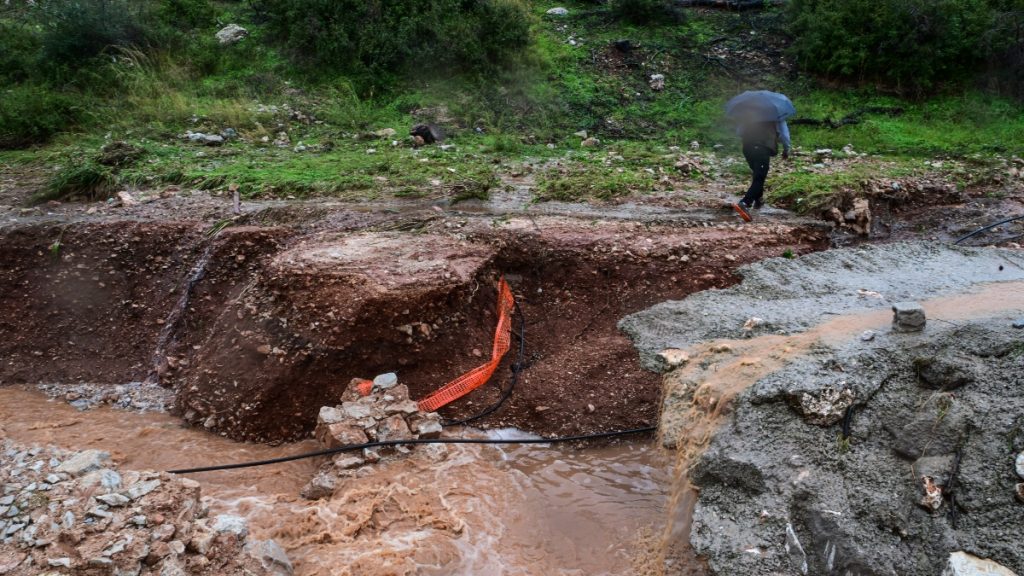 Κακοκαιρία Byron: Έσπασε αγωγός ύδρευσης στη Μάνδρα –  Έκτακτη διακοπή υδροδότησης