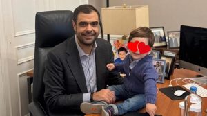 Ο Παύλος Μαρινάκης εύχεται «χρόνια πολλά» με μια τρυφερή φωτογραφία