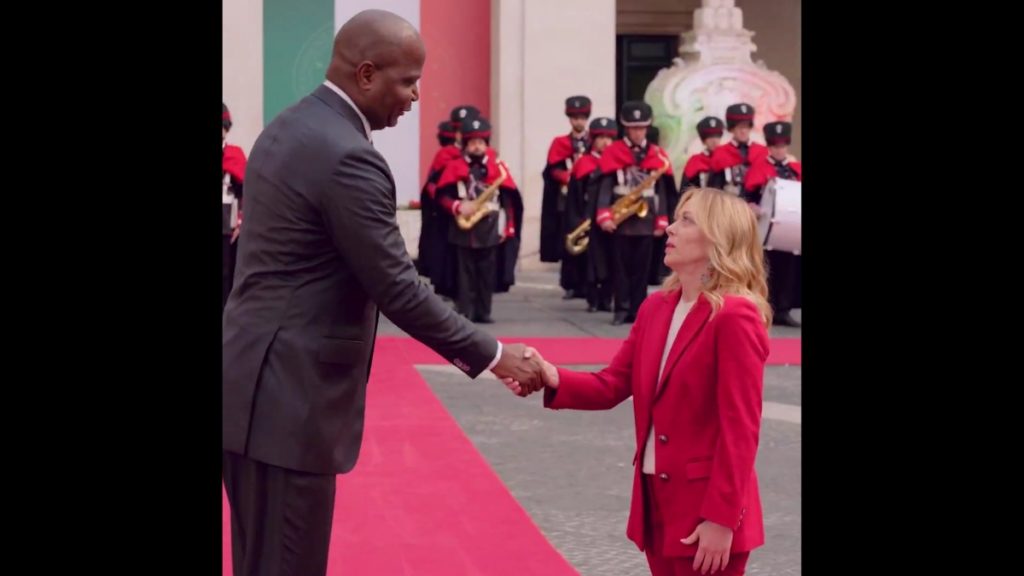Η διαφορά ύψους με τον πρόεδρο Μοζαμβίκη που αιφνιδίασε τη Μελόνι στο κόκκινο χαλί του Παλάτσο Κίτζι (Βίντεο)