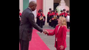 Η διαφορά ύψους με τον πρόεδρο Μοζαμβίκη που αιφνιδίασε τη Μελόνι στο κόκκινο χαλί του Παλάτσο Κίτζι (Βίντεο)