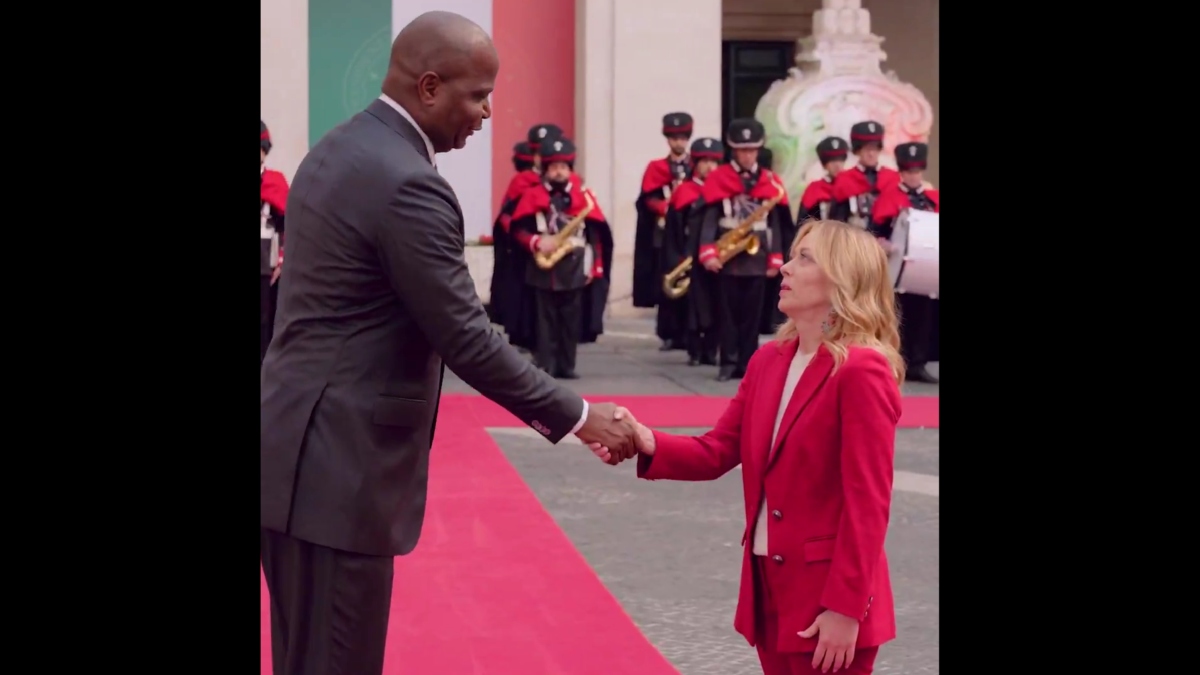 Η διαφορά ύψους με τον πρόεδρο Μοζαμβίκη που αιφνιδίασε τη Μελόνι στο κόκκινο χαλί του Παλάτσο Κίτζι (Βίντεο)