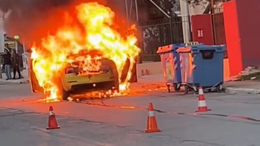 Μενίδι: Ταξί τυλίχθηκε στις φλόγες μέρα μεσημέρι έξω από σχολείο (Βίντεο)