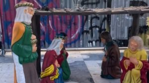 Μενίδι: Πήραν το μωρό από τη φάτνη –  Έκπληκτοι οι περαστικοί (βίντεο)