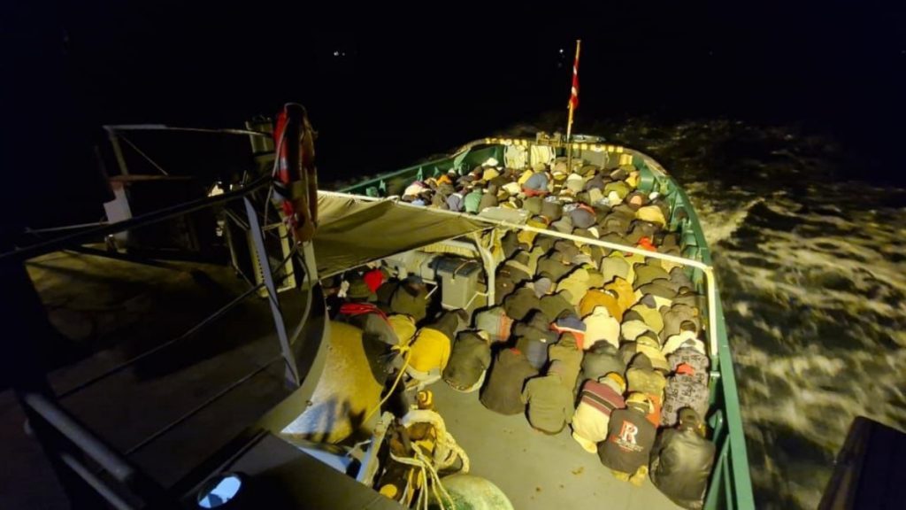Γαύδος: Βίντεο ντοκουμέντο από την μεγάλη επιχείρηση του Λιμενικού – Διασώθηκαν 545 μετανάστες (εικόνα)