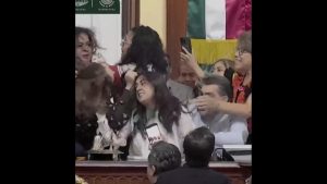 Απίστευτες σκηνές στο Μεξικό: Ένταση μεταξύ βουλευτών – Μαλλιοτραβήγματα και σπρωξιές στο Κογκρέσο (βίντεο)