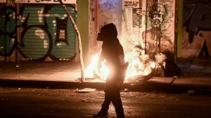 Κυψέλη: Επίθεση με μολότοφ στο Αστυνομικό Τμήμα – Έβαλαν φωτιά σε κάδο οι δράστες