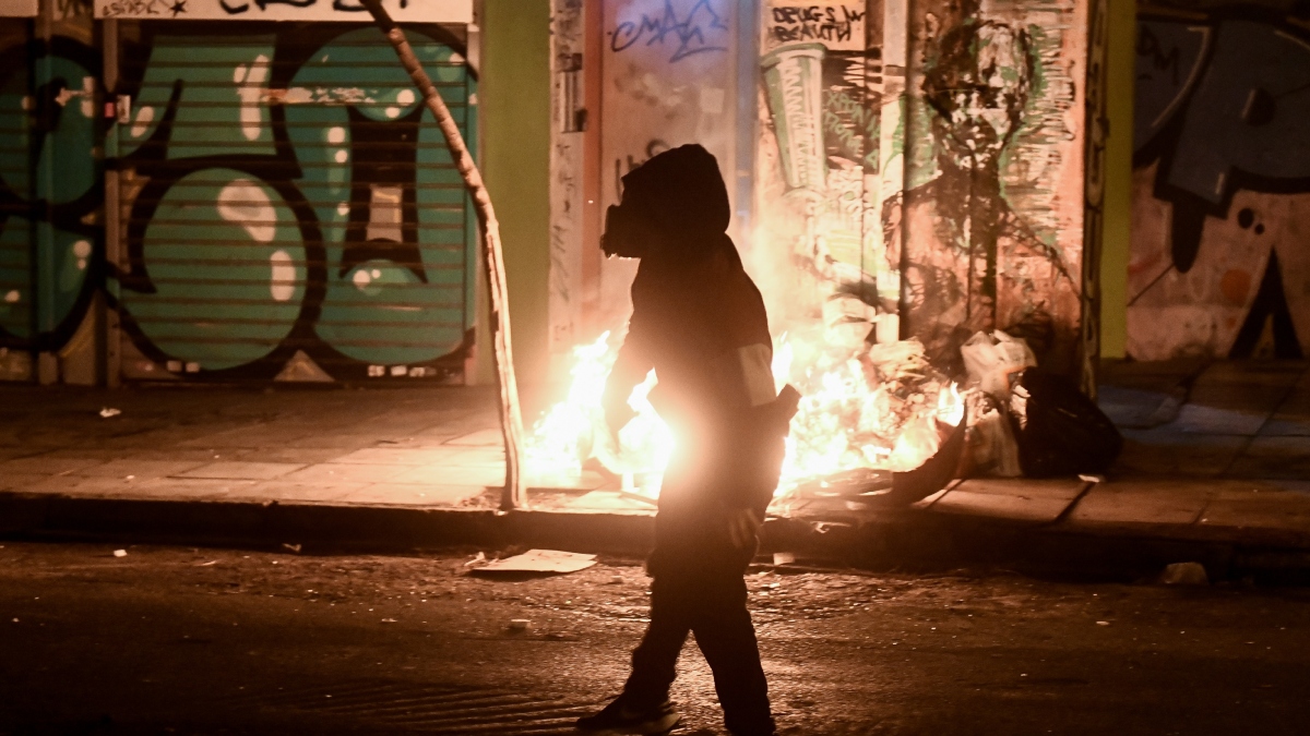 Κυψέλη: Επίθεση με μολότοφ στο Αστυνομικό Τμήμα – Έβαλαν φωτιά σε κάδο οι δράστες