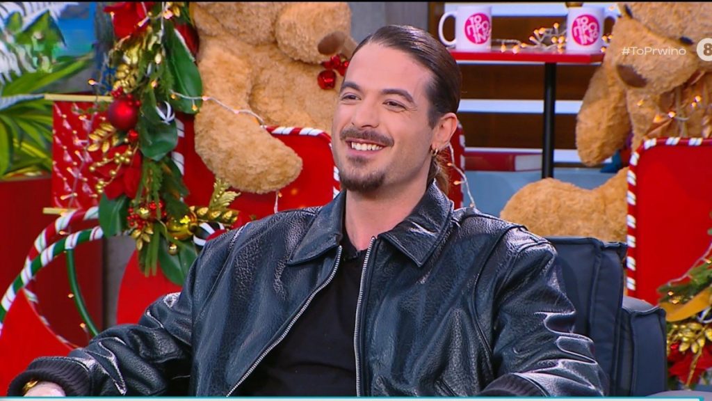 Άρης Μουγκοπέτρος: Έκανε την πρώτη του τηλεοπτική εμφάνιση με τα πρόσθετα δάχτυλά του (vid)