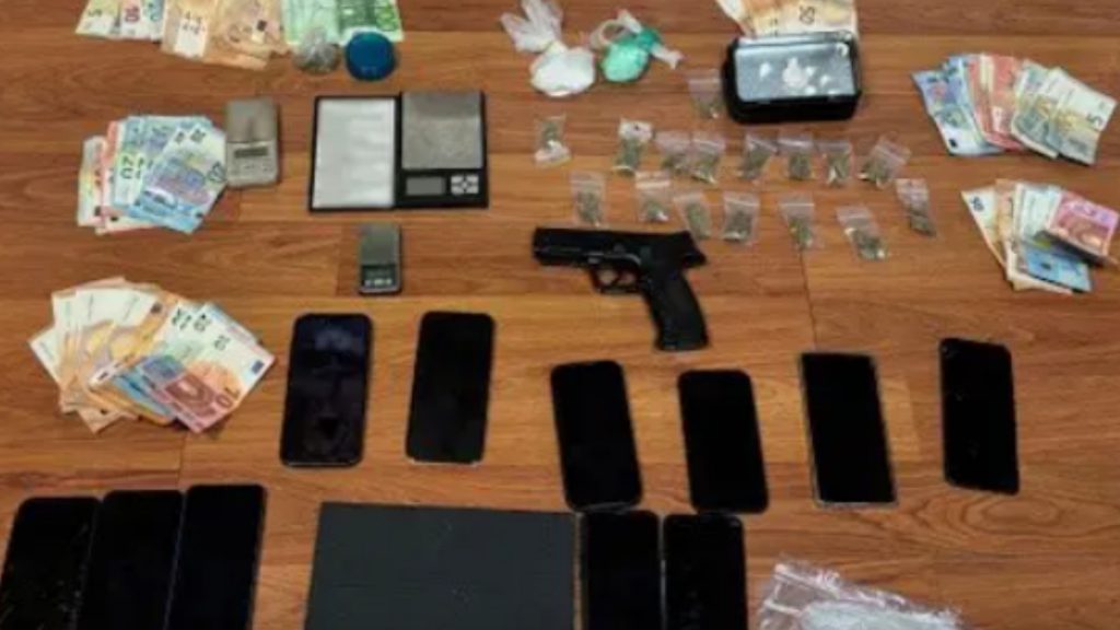 Πώς δρούσε το κύκλωμα με τους ανήλικους διακινητές ναρκωτικών σε σχολεία –  Υπέβαλαν σε βασανιστήρια εκείνους που δεν τηρούσαν τους «κανόνες πειθαρχίας» (Βίντεο)