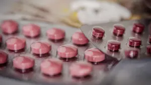 Συνθετικά ναρκωτικά: Το MDMA, η «ροζ κοκαΐνη», και οι κίνδυνοι από τις άγνωστες ουσίες